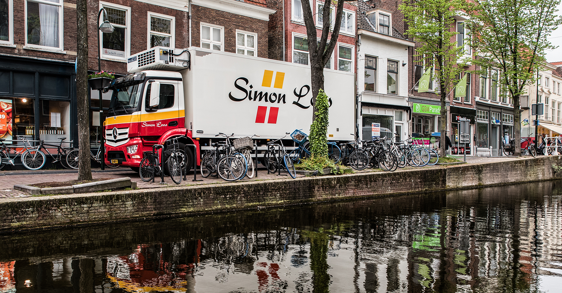 Vrachtwagen van Simon Loos aan het water
