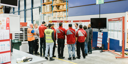 Groep medewerkers bij elkaar van CEVA Logistics