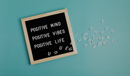 Tekstbord met Engelse termen over positiviteit