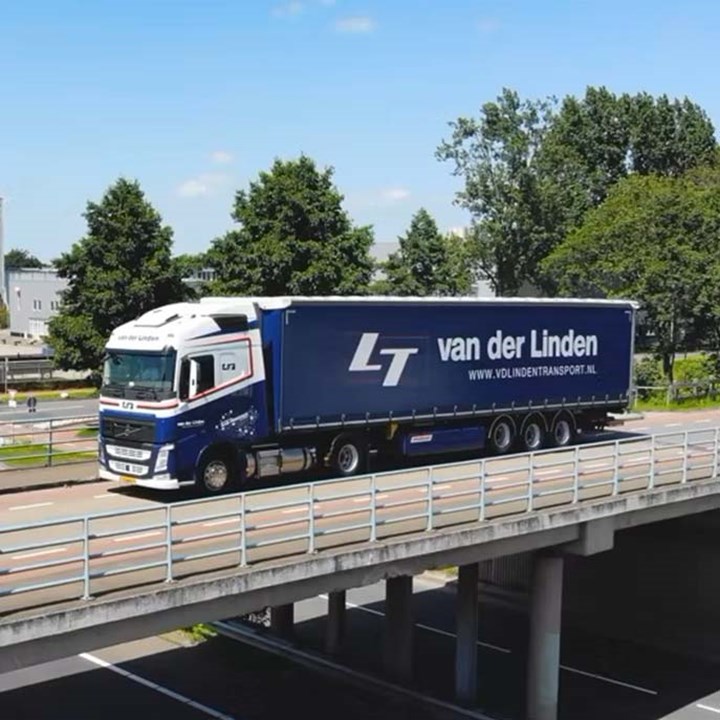 Vrachtwagen op een brug