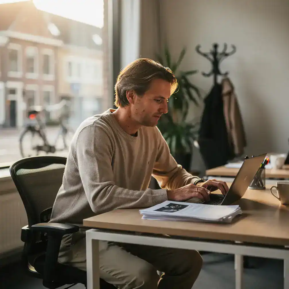 Werken met de laptop bij kantoorwerk in Deventer
