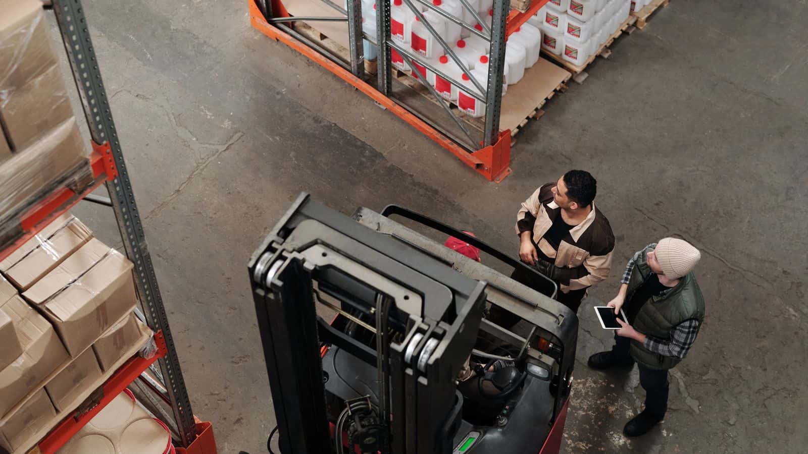 Heftruckchauffeur rijdt met een pallet, heftruckchauffeur in Maastricht