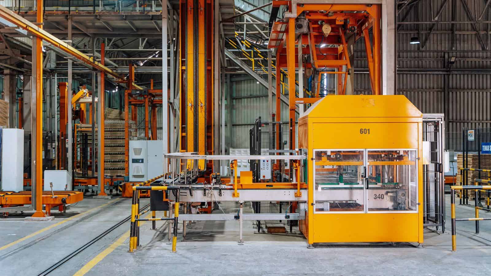 Medewerkers aan een productielijn, industrie in Maastricht