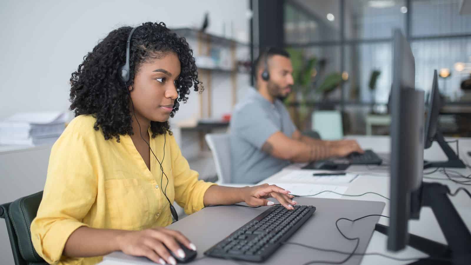 Medewerker met headset helpt een klant, klantenservice in Maastricht