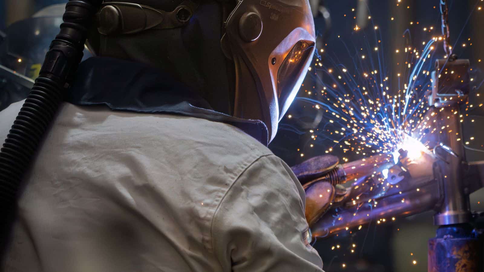 Technicus werkt aan machines, techniek in Maastricht