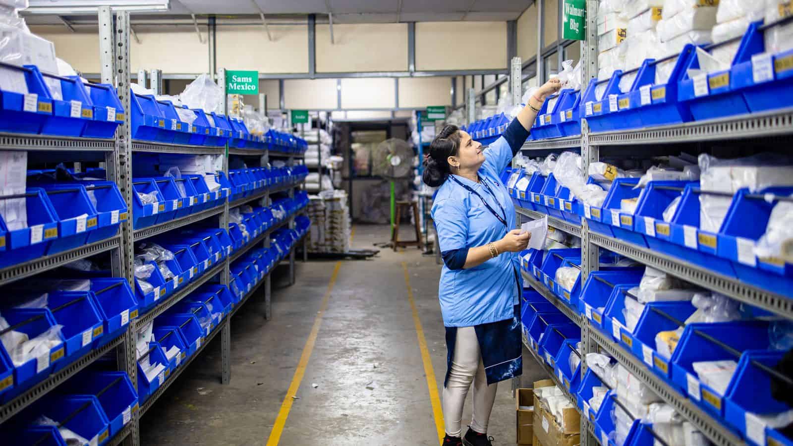 Medewerker in het magazijn tijdens de late dienst, ploegen in de logistiek in Maastricht